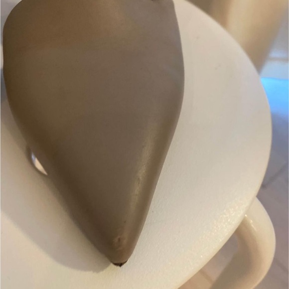 Vince Cosette 2-tone Pointy Pump - Picture 6 of 8